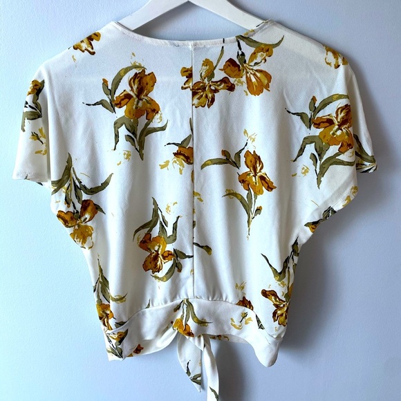 Dynamite Floral Blouse - Picture 2 of 3